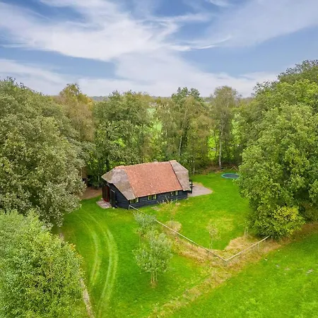 Prachtig Vrijstaand Familiehuis Op Groot Perceel بيت للعطل