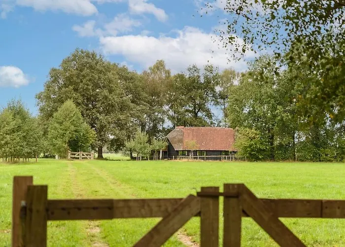 Prachtig Vrijstaand Familiehuis Op Groot Perceel Semesterbostad