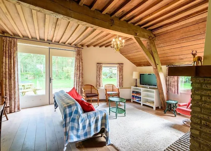 Prachtig Vrijstaand Familiehuis Op Groot Perceel Semesterbostad *